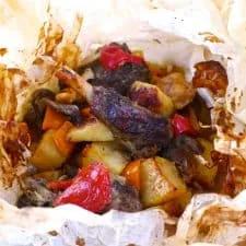 Receta de cordero kleftiko (cordero griego cocinado en papel de hornear)