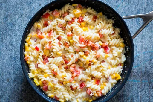 Fusilli Alfredo con maíz y pimienta más ligeros y cremosos