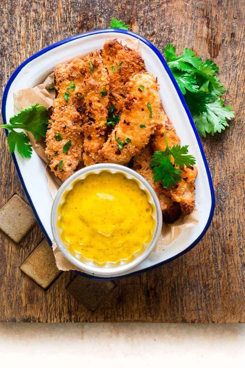 Tenders de poulet croustillants à la noix de coco, sauce mangue-moutarde