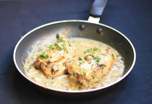 Pollo en salsa de champiñones
