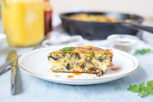 Frittata y tortilla masala india en una sartén
