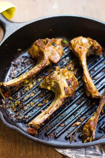 Chuletas de cordero especiadas con higos y reducción de balsámico
