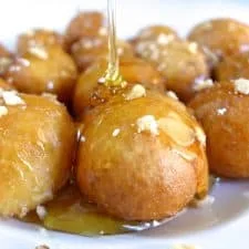 Receta de loukoumades (donuts griegos con miel y nueces)