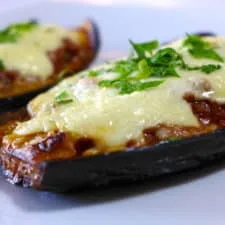 Receta de berenjenas rellenas griegas (Melitzanes Papoutsakia)