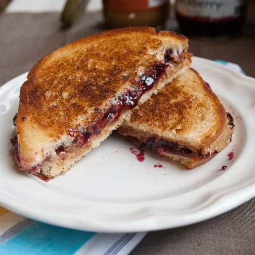 Sándwich de mantequilla de cacahuete y mermelada a la plancha