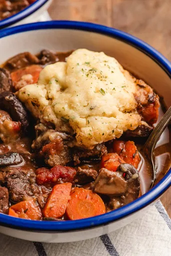 Estofado de ternera y dumplings en olla de cocción lenta