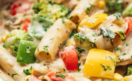 Pasta con salsa blanca y verduras