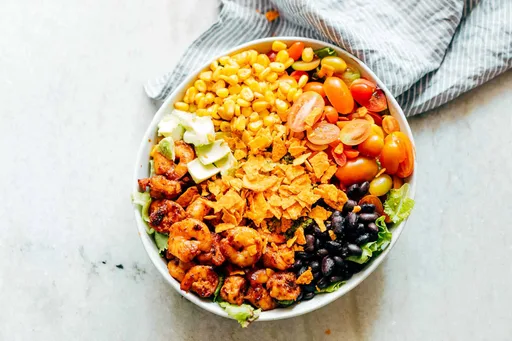 Ensalada mexicana de taco con langostinos y aguacate