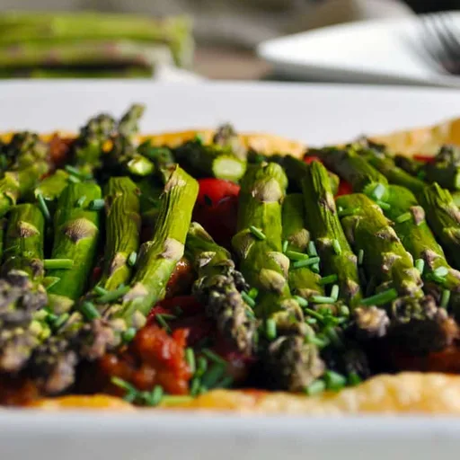Tarta salada con salchicha, verduras y queso