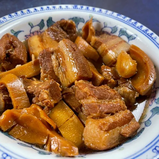 Panceta de cerdo estofada al estilo rojo con brotes de bambú