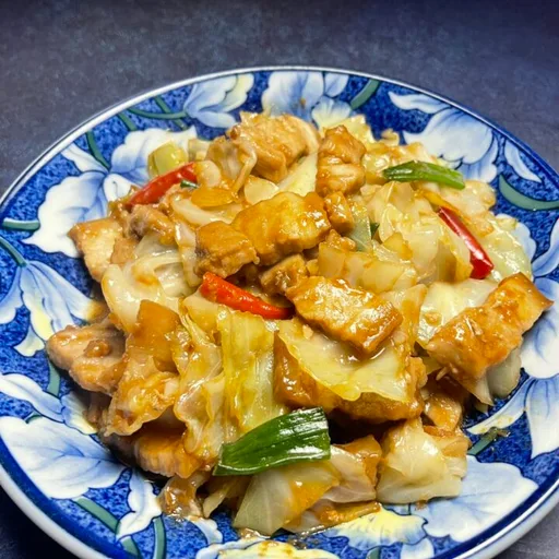 Salteado de panceta de cerdo con repollo