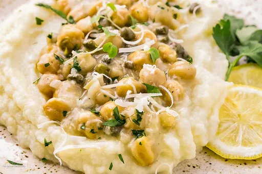 Piccata vegetariana con garbanzos y puré de coliflor