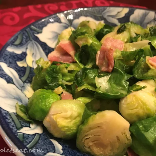 Salteado de coles de Bruselas con tocino