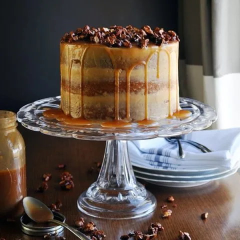 Tarta de caramelo con crema de mantequilla y merengue italiano al caramelo salado