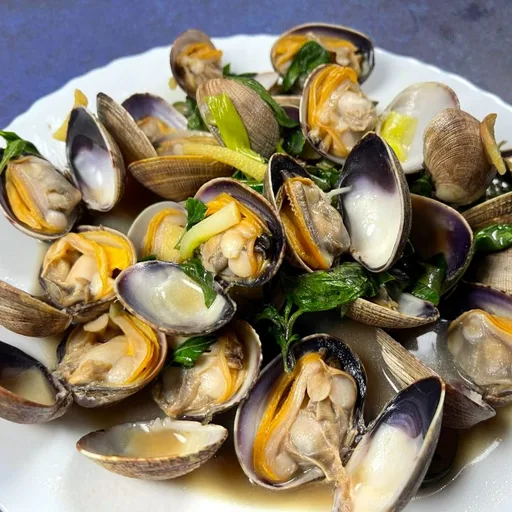 Almejas salteadas al wok con albahaca, cebolleta y jengibre
