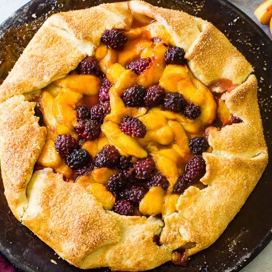 Galette aux pêches et aux mûres