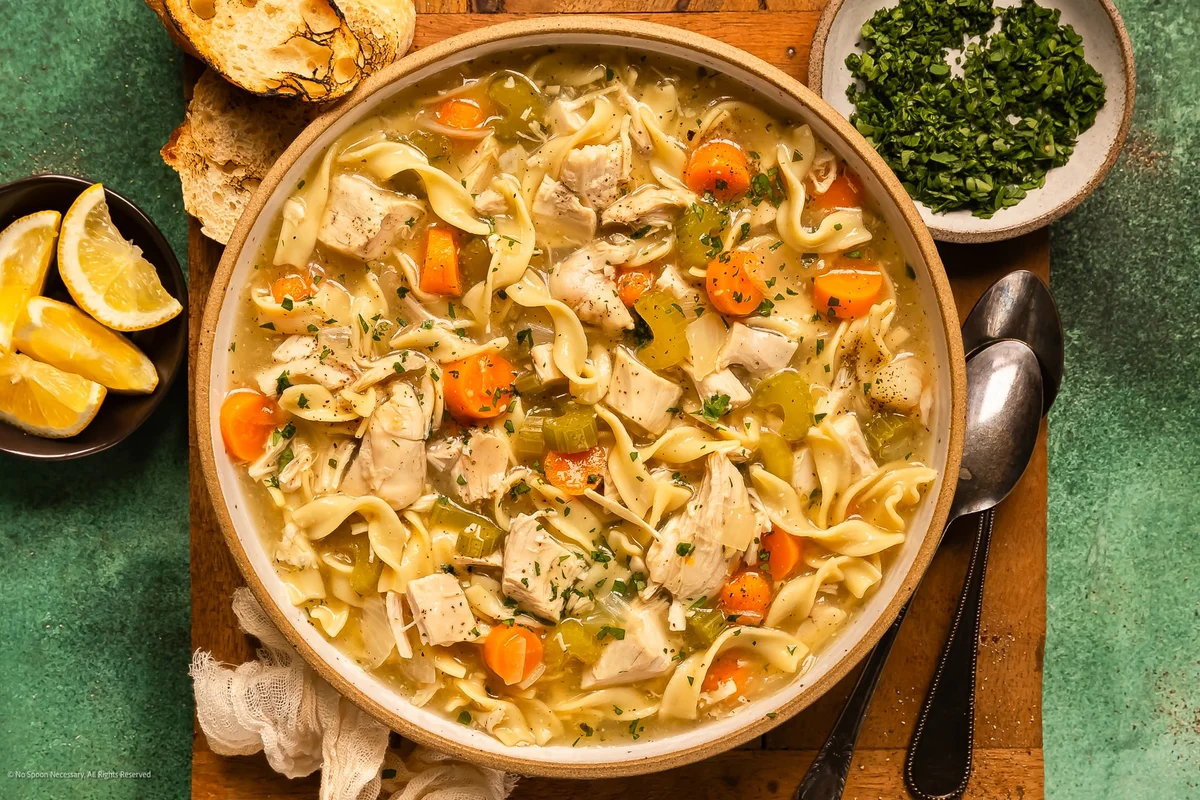 Sopa de Pollo con Fideos de Pollo Asado