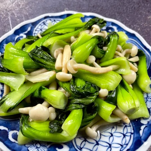 Salteño de bok choy con setas haya