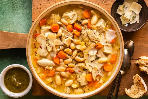Sopa de pollo con judías blancas