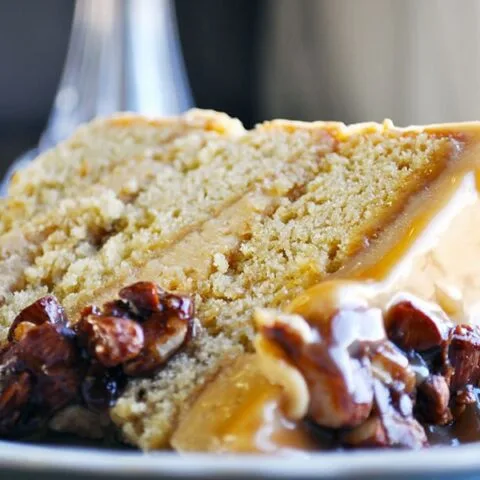 Pastel de caramelo sin gluten con crema de mantequilla y merengue italiano al caramelo salado
