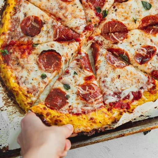 Pizza keto con base de calabacín espagueti