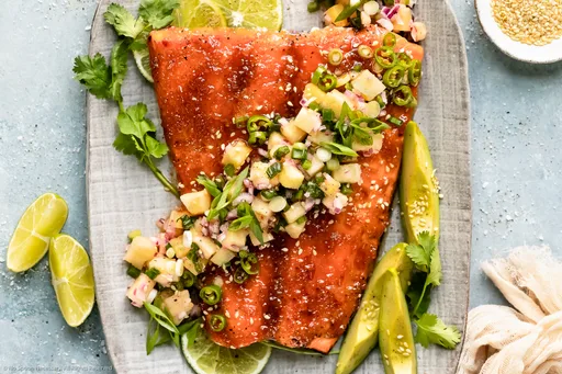 Salmón picante con miel y sriracha