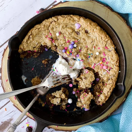 Galleta en sartén con pepitas de chocolate y avena