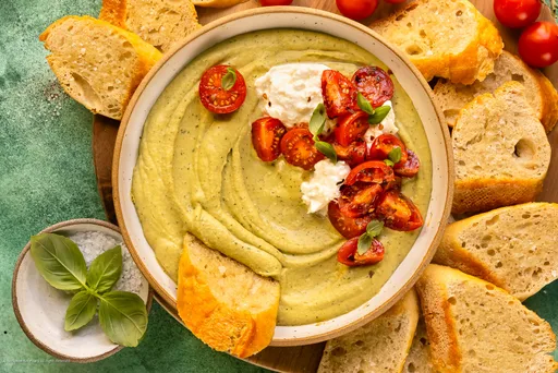Hummus de albahaca: aperitivo cremoso con albahaca fresca