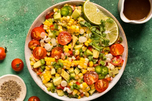 Ensalada de aguacate, maíz y tomate