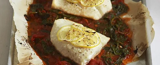 Pescado con salsa de limón y tomate