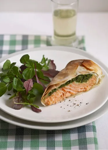 Salmón envuelto en masa filo