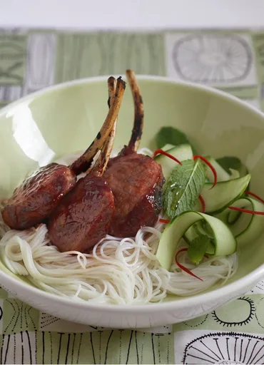 Fideos de arroz con cordero a la salsa hoisin