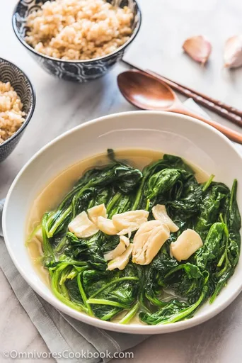 Espinacas al ajillo en caldo de pollo (Shang Tang Bo Cai)
