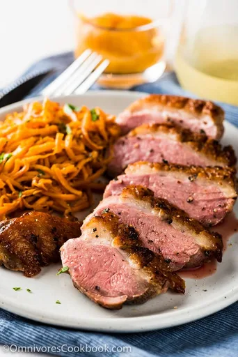 Pechuga de pato a la sartén con salsa de caqui y pomelo