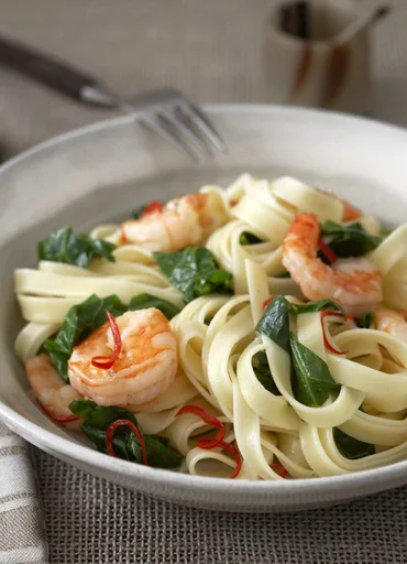 Linguine con langostinos, brotes de primavera y guindilla
