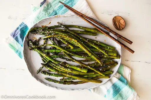 Espárragos asados a la salsa hoisin