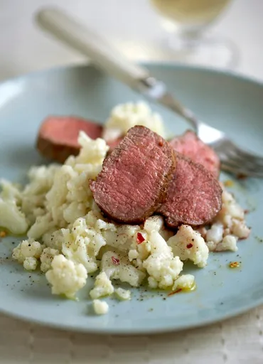Filete de cordero al comino con puré rústico de coliflor