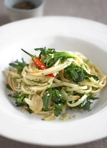 Linguine con brotes morados de brócoli, sésamo y guindilla