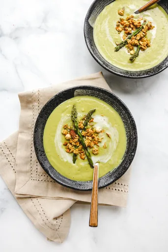Sopa de espárragos asados con queso (vegana y sin gluten)