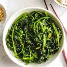 Acompañamiento coreano de espinacas (Sigeumchi-namul)