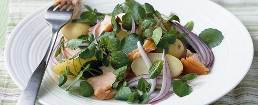 Ensalada de salmón ahumado caliente