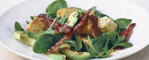 Ensalada de tocino, aguacate y espinacas