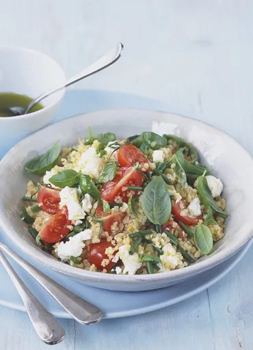 Ensalada de trigo bulgur, feta y hierbas