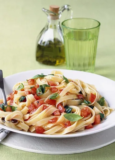 Pasta fresca con tomate y albahaca