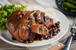 Codillo de cerdo estofado con judías negras
