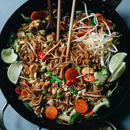 Pad Thai de Pollo (Estilo Comida para Llevar)