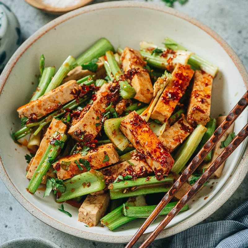Ensalada fácil de tofu y apio