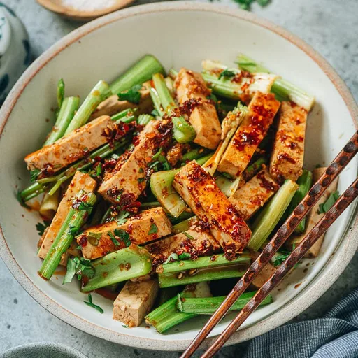 Ensalada fácil de tofu y apio