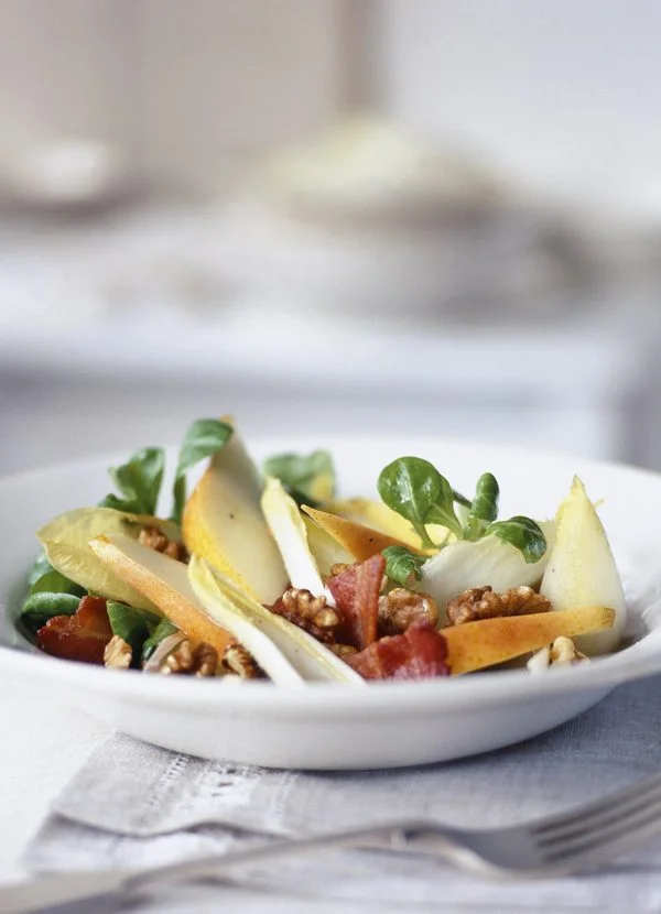 Chicory, bacon and pear salad with honey dressing