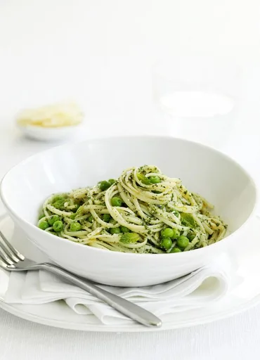 Linguine con guisantes y pesto de menta